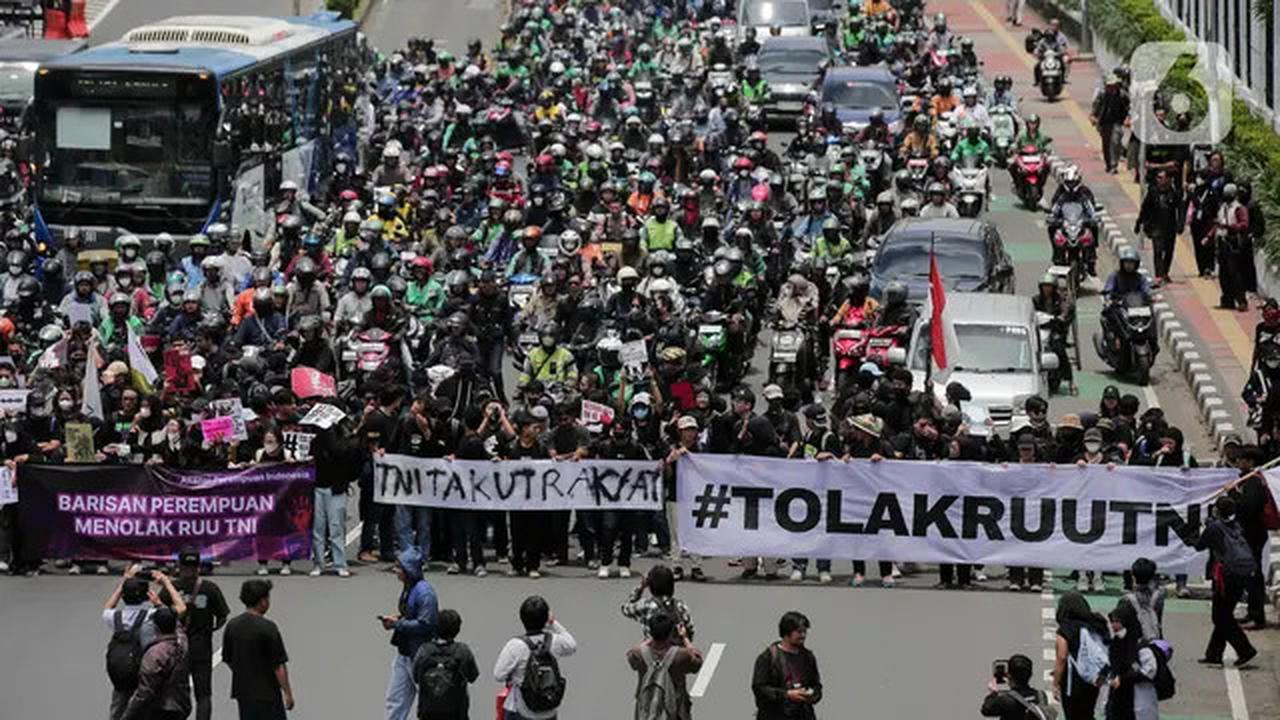 Aksi Bakar Ban Panaskan Unjuk Rasa Menolak Pengesahan RUU TNI Jadi Undang-Undang