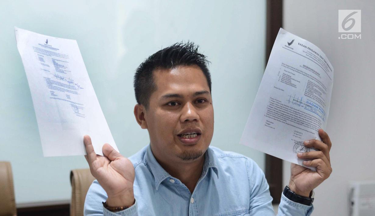 Sales dan Marketing Manajer PT Korinus Endra Nirwana menunjukkan surat izin edar BPOM saat memberi keterangan pers terkait mie instan Samyang mengandung minyak babi, di Jakarta, Rabu (21/6). (Liputan6.com/Pool)