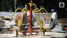 Pekerja menyelesaikan pembangunan taman bermain anak-anak untuk melengkapi fasilitas di Taman Kota 1, Tangerang Selatan, Banten, Selasa (1/12/2020). Kawasan terbuka hijau seluas 7,2 hektare tersebut sebagai tempat rekreasi alam murah meriah. (merdeka.com/Dwi Narwoko)