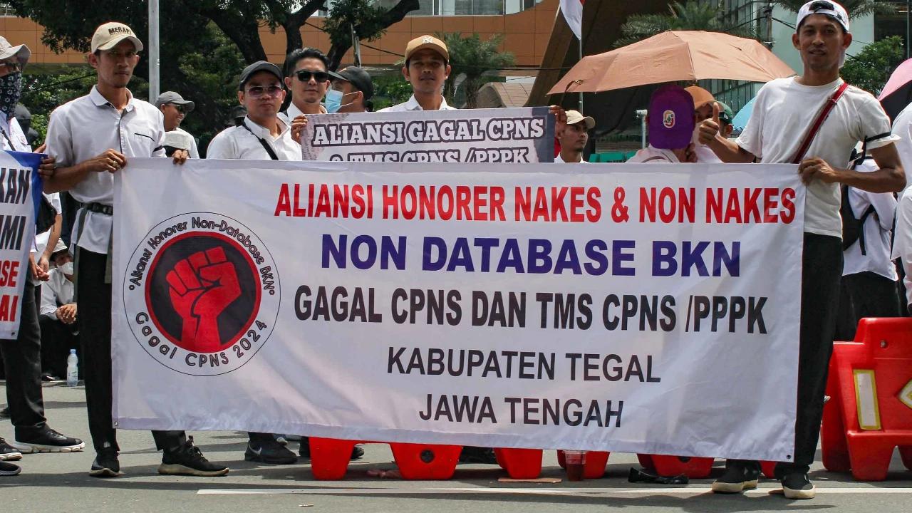 FOTO: Ribuan Honorer Non-Database Geruduk Monas, Tuntut Kepastian Status dan Perlindungan Kerja