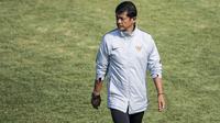 Pelatih Timnas Indonesia U-19, Indra Sjafri, memimpin latihan di Lapangan ABC Senayan, Jakarta, Selasa (18/9/2018). Latihan ini merupakan persiapan jelang Piala AFC U-19. (Bola.com/Vitalis Yogi Trisna)