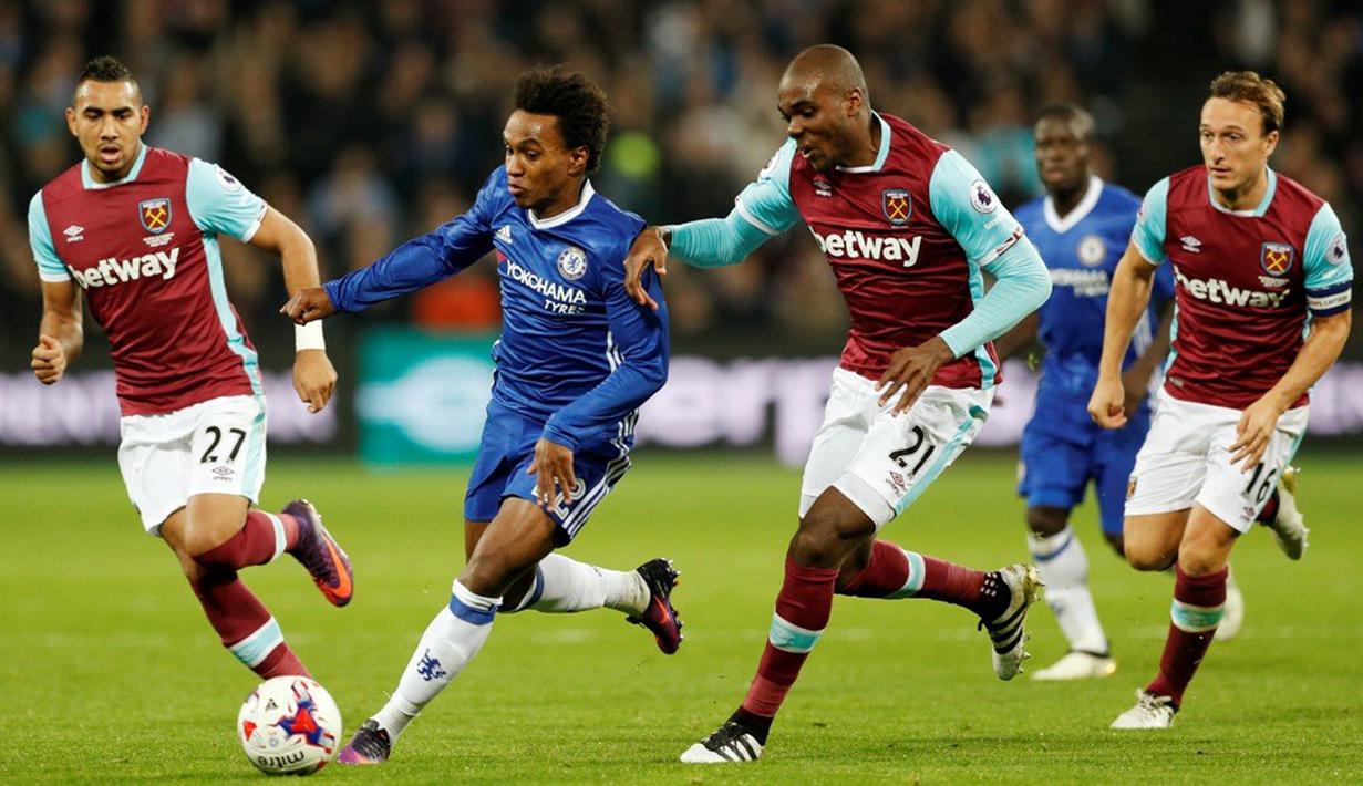 Pemain Chelsea, Willian, berusaha melewati pemain West Ham United dalam laga 16 besar Piala Liga Inggris 2016-2017 di Olympic Stadium, Rabu (26/10/2016) waktu setempat. (Action Images via Reuters/John Sibley)