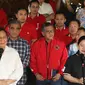 Ketum Partai Gerindra Prabowo Subianto (kiri), Ketua DPP PDI Perjuangan Puan Maharani (kanan) dan didampingi sejumlah petinggi Partai Gerindra dan PDI Perjuangan memberikan keterangan pers usai melakukan pertemuan di Padepokan Garuda Yaksa, Sentul, Bogor, Jawa Barat, minggu (4/9/2022). Pertemuan tersebut merupakan bagian safari politik dan komunikasi politik Puan Maharani ke berbagai Partai Politik menjelang Pemilu 2024. Dalam pertemuan itu Prabowo Subianto mengajak Puan Maharani berkuda. (Liputan6.com/Herman Zakharia)