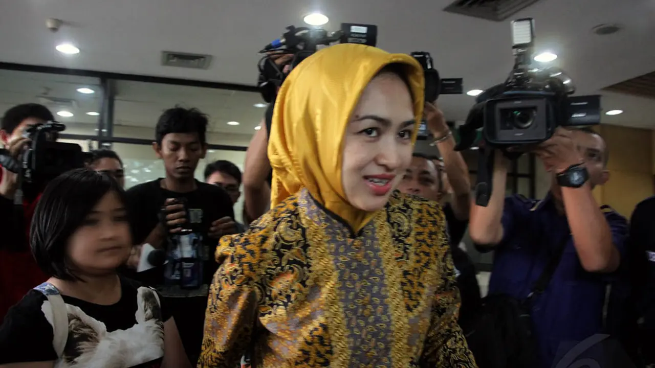Besuk Wawan, Airin Gandeng Anak 