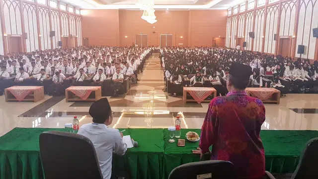 Para petugas haji sedang mengikuti pembekalan di Asrama Haji Pondok Gede, Jakarta. MCH/Bahauddin