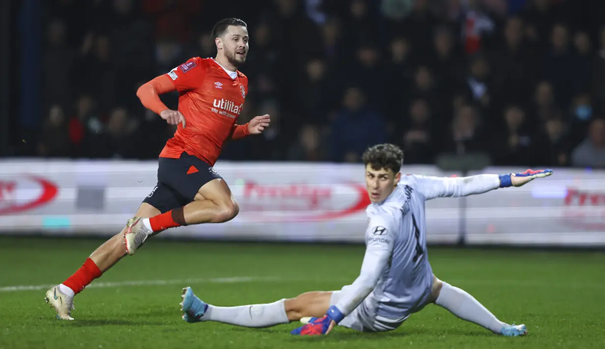 Pemain Luton Town Harry Cornick (kiri) mencetak gol ke gawang Chelsea pada pertandingan sepak bola putaran kelima Piala FA di Kenilworth Road, Luton, Inggris, 2 Maret 2022. Chelsea menang 3-2. (AP Photo/Ian Walton)