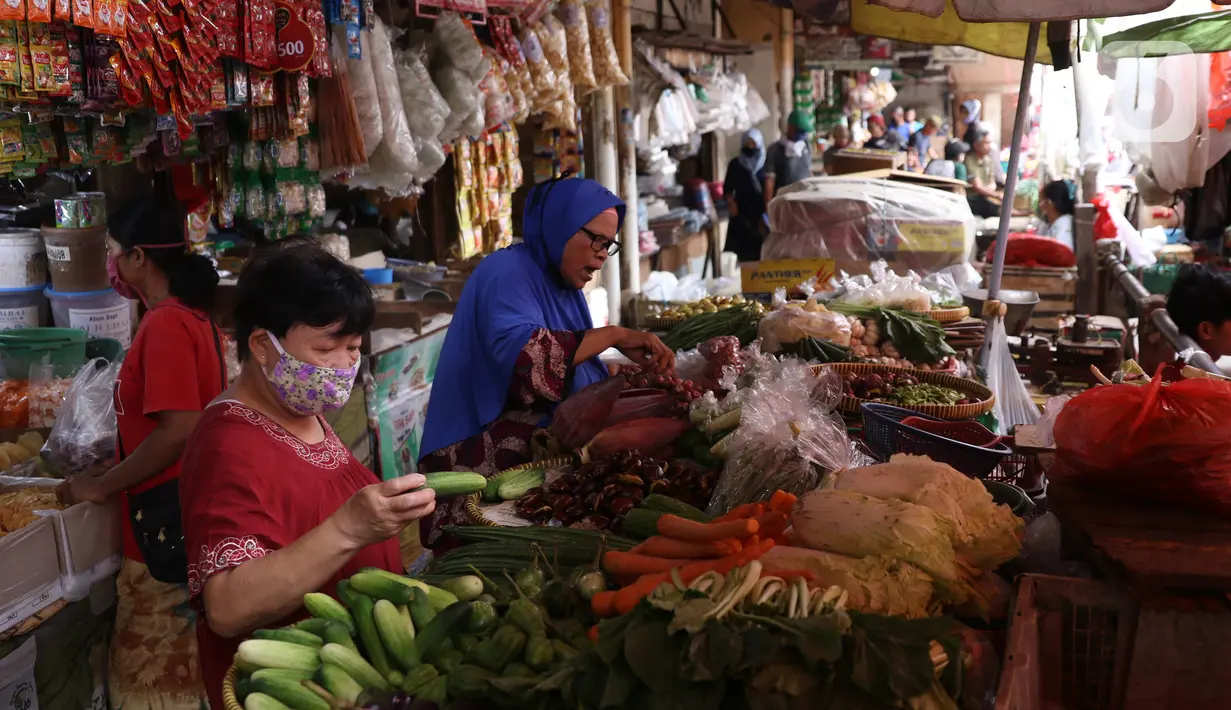 Warga membeli kebutuhan sembako di Pasar Kebayoran, Jakarta, Senin  (21/12/2020). Kenaikan permintaan bahan pokok berpotensi kembali terjadi pada akhir tahun seiring dengan perayaan Natal dan Tahun Baru 2021. (Liputan6.com/Angga Yuniar)