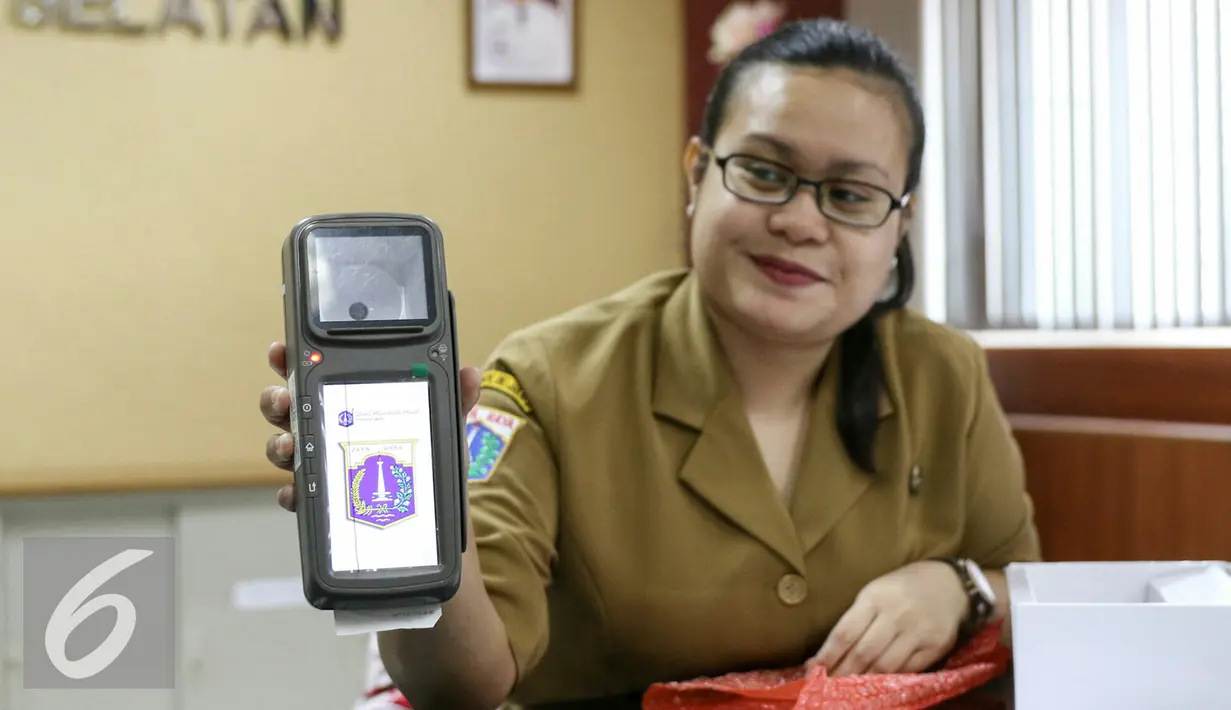 Petugas Sudin PP Jaksel menunjukaan alat electronic point of sales (e-pos), Jakarta, Selasa (16/2/2016). Untuk Jakarta Selatan dapat 1.300 unit alat e-pos. Kali ini baru kita distribusikan 365 unit ke wajib pajak. (Liputan6.com/Yoppy Renato)