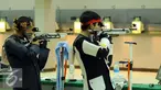 Petembak Indonesia, M Hasan Busri (kiri) bertarung dengan Yu Heng Lin (Taipei) di 39th South East Asia Shooting Championships kelas 10m Air Rifle Men di Jakarta, Kamis (19/11/2015). Hasan meraih perak dengan 200.2 poin. (Liputan6.com/Helmi Fithriansyah)