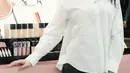 Kenakan oversized shirt, Aaliyah Massaid juga tampil begitu memukau. Bahkan aksi rok mini menambah kesan playful pada tampilannya. [instagram/aaliyah.massaid/thariqhalilintar]