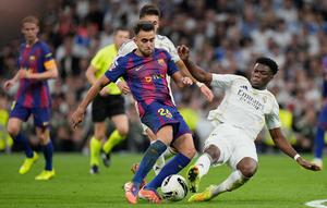 Aurelien Tchouameni (Real Madrid) menghalau Eric Garcia (Barcelona) dalam laga La Liga 2025/2026 di Santiago Bernabeu, 26 Oktober 2025. (AP Photo/Bernat Armangue)