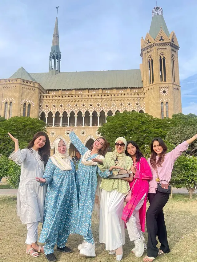 Potret Dewi Perssik rayakan lebaran di Pakistan (Sumber: Instagram/@dewiperssik9)