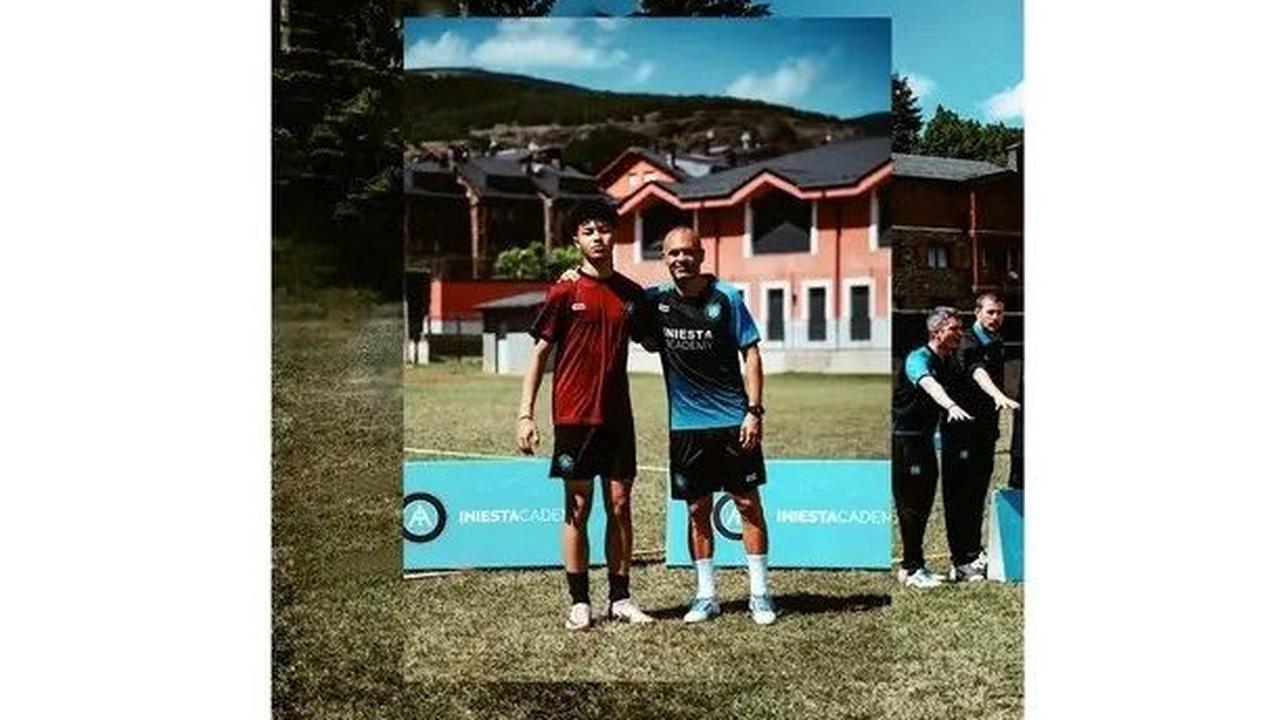 1. Berlatih Sepak Bola di Barcelona