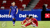 Pemain timnas Indonesia U-23, Ahmad Nufiandani dan Syaiful Indra Cahya terduduk usai dikalahkan Thailand dalam semifinal sepak bola SEA Games ke-28 di National Stadium Singapore, Sabtu (13/6/2015). Indonesia kalah 0-5. (Liputan6.com/Helmi Fithriansyah)