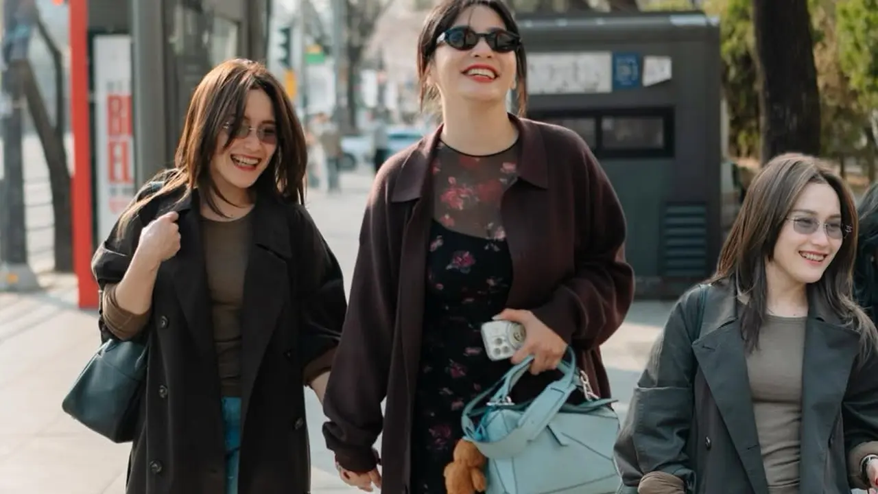 Street Style Serba Earth Tone, Gaya Ayu Ting Ting dan Hesti Purwadinata Saat Liburan di Korea Selatan Curi Perhatian
