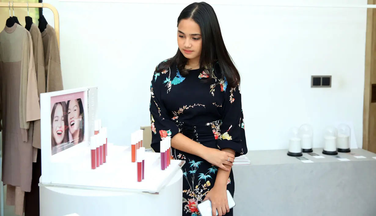 Brand lokal itu di antaranya adalah By Lizzie Parra (BLP), Pvra Shoes, tas dari KimxLim, candle dari Sensory Faculty, Mimesa Home Goods, dan Morg. (Nurwahyunan/Bintang.com)