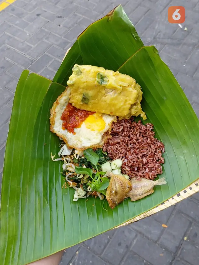 Setiap jenis nasi memiliki manfaat dan kekurangan masing-masing. Dr. Mulianah menjelaskan perbedaan nasi putih, merah, dan singkong untuk kesehatan tubuh, terutama bagi penderita diabetes dan ginjal (Foto: Aditya Eka Prawira/Liputan6.com)