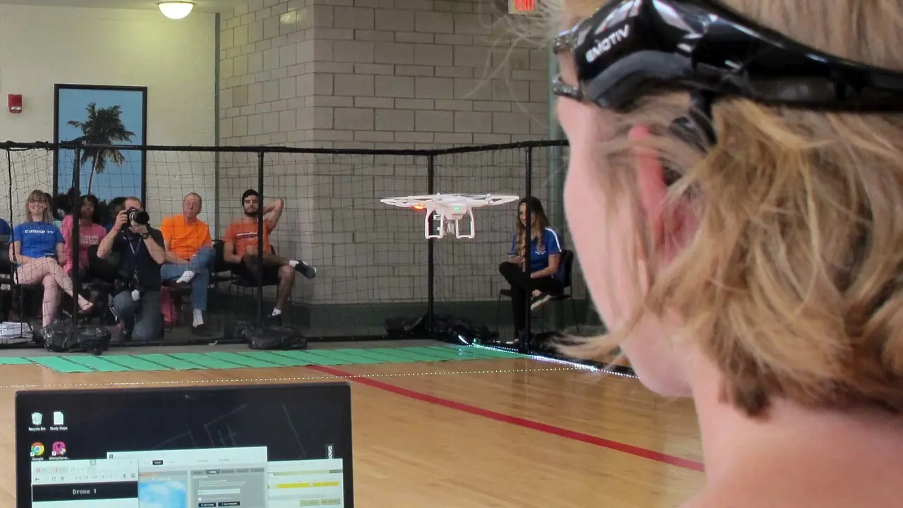 Perdana! Para Mahasiswa Ikut Lomba Kendalikan Drone Pakai Pikiran