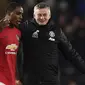 Striker Manchester United, Odion Ighalo, berbincang dengan Ole Gunnar Solskjaer usai melawan Derby Country pada laga babak kelima Piala FA di Pride Park Stadium, Kamis (5/3). Manchester United menang 3-0 atas Derby Country. (AFP/Oli Scarff)