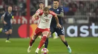 Pemain Bayern Munchen, Harry Kane, berebut bola dengan pemain Lazio, Matias Vecino, pada laga leg kedua babak 16 besar Liga Champions yang dihelat di Allianz Arena, Rabu (6/3/2024). (AP Photo/Matthias Schrader)