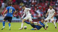Gelandang Italia, Marco Verratti, berusaha menghadang pemain Spanyol, Pedri, pada laga semifinal Piala Eropa di Stadion Wembley, Rabu (7/6/2021). (Foto:AP/Pool,Carl Recine)