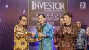 Presiden Direktur BCA Jahja Setiaatmadja (tengah) menerima penghargaan Emiten Terbaik 2019 untuk Top Performing Listed Companies 2019 oleh Deputi Komisioner Pengawas Pasar Modal 2A OJK Fakhri Hilmi (kiri) dalam Investor Awards 2019 di Jakarta, Kamis (16/5). (Liputan6.com/HO/Eko)