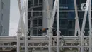 Pekerja menyelesaikan proyek kontruksi halte Light Rail Transit (LRT) di Jakarta, Selasa (8/12/2020).  Lintasan LRT yang memiliki total panjang 44 km dengan double trek dari 17 stasiun semua halte di Kuningan akan disatukan dengan stasiun LRT. (merdeka.com/Imam Buhori)