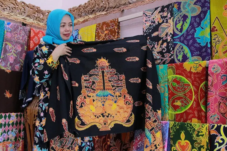 Sentra Batik Ronggomukti memiliki beragam batik tulis dan batik kontemporer khas Probolinggo, Jawa Timur. (Liputan6.com/Dian Kurniawan)