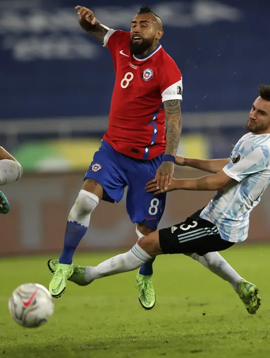 Gelandang Chile, Arturo Vidal saat dilanggar bek Argentina, Nicolas Tagliafico pada pertandingan Grup A Copa America 2021 di Stadion Nilton Santos, Brasil, Selasa (15/6/2021). Argentina bermain imbang atas Chile 1-1. (AP Photo/Silvia Izquierdo)