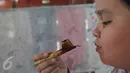 Murid  SD Tarakanita 2 belajar proses membuat batik di Museum Tekstil, Jakarta,  Jumat (2/10/2015). Peringatan hari batik tersebut menjadi pembelajar sejak dini bagi siwa sisiwi tersebut untuk belajar membatik. (Liputan6.com/Angga Yuniar)