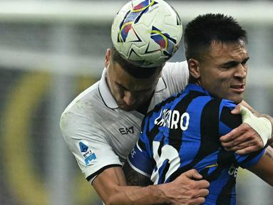 Bek Napoli, Alessandro Buongiorno (kiri) berebut bola dengan Lautaro Martinez (Inter Milan) selama pertandingan sepak bola Serie A Italia di stadion San Siro, Milan, pada Minggu 10 November 2024 waktu setempat atau Senin (11/11/2024) dini hari WIB. (Gabriel BOUYS/AFP)