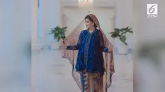 Kahiyang Ayu melakukan sesi pemotretan dengan menggunakan kebaya. Terlihat perut Kahiyang yang mulai membesar seiring dengan usia kehamilannyta yang terus bertambah.
