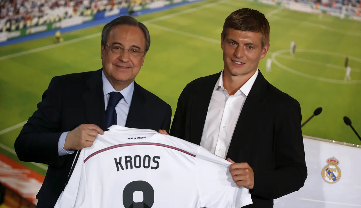 Gelandang baru Real Madri Toni Kroos berpose bersama Presiden Real Madrid, Florentina Perez di Santiago Bernabeu, Kamis (17/7/14). (REUTERS/Andrea Comas)
