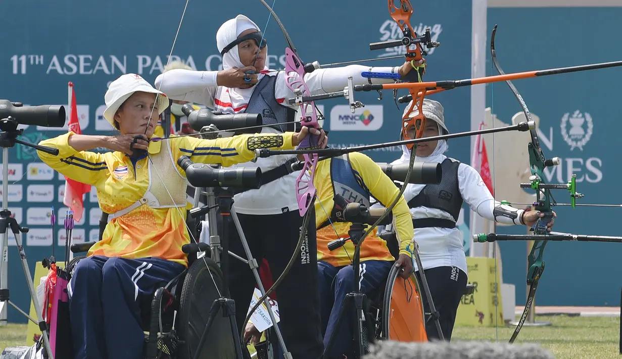 Atlet panahan Indonesia Sri Hartatik  membidik sasaran pada kualifikasi panahan recurve open wanita ASEAN Para Games 2022 di Lapangan Kotta Barat, Solo, Jawa Tengah, Minggu (31/7/2022). Tim panahan Indonesia menurunkan 12 atlet yang akan bersaing dengan atlet dari lima negara. (FOTO: Dok. ASEAN Para Sports Federation)