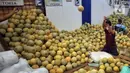 Pada bulan Ramadan permintaan buah-buahan mengalami peningkatan sebesar 15 hingga 40 persen dibandingkan hari biasa. (Liputan6.com/Angga Yuniar)