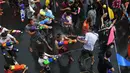 Songkran adalah festival air tradisional dari Thailand, dirayakan untuk melambangkan membuang nasib buruk. (AFP PHOTO / Christophe Archambaulth)