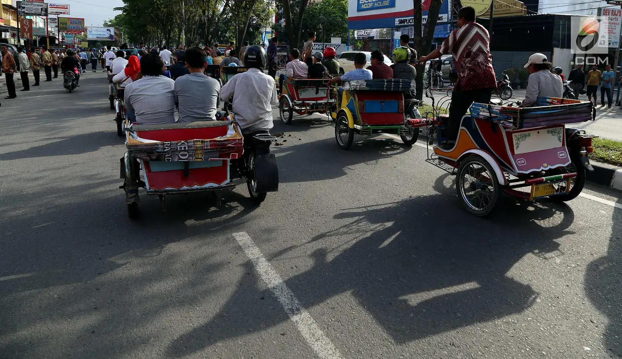 Sejumlah betor melintas saat gladi resik kirab Kahiyang Ayu dan Bobby Nasution di sepanjang jalan Gagak Hitam, Medan, Rabu (22/11). Beberapa bentor tersebut akan dinaiki para Menteri. (Liputan6.com/Johan Tallo)