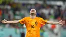 <p>Gelandang Belanda, Davy Klaassen melakukan selebrasi setelah mencetak gol pembuka ke gawang Senegal pada pertandingan grup A Piala Dunia 2022 Qatar di Stadion Al Thumama di Doha, Qatar, Senin (21/11/2022). Kemenangan ini membuat Belanda sementara memuncaki klasemen Grup A, satu tingkat di atas Ekuador yang sehari sebelumnya menundukkan tuan rumah Qatar dengan skor serupa, 2-0. (AP Photo/Petr David Josek)</p>
