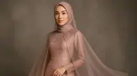 Selain Monokrom &amp; Cerah, Ini Gaya Hijab-Long Dress dengan Nuansa Earthy dan Netral