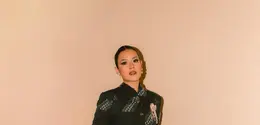Look yang dikenakan Raisa menghadirkan interpretasi baru wastra Indonesia dalam nuansa yang lebih edgy dan teatrikal. [@wilsenwillimofficial].