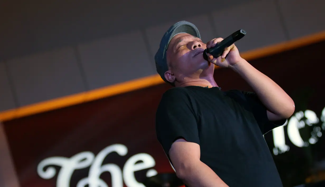 Penampilan Iwa K sukses buat penonton yang memenuhi Unity Downtown Walk Serpong bergoyang dengan alunan irama rap hip-hop. (Adrian Putra/Bintang.com)