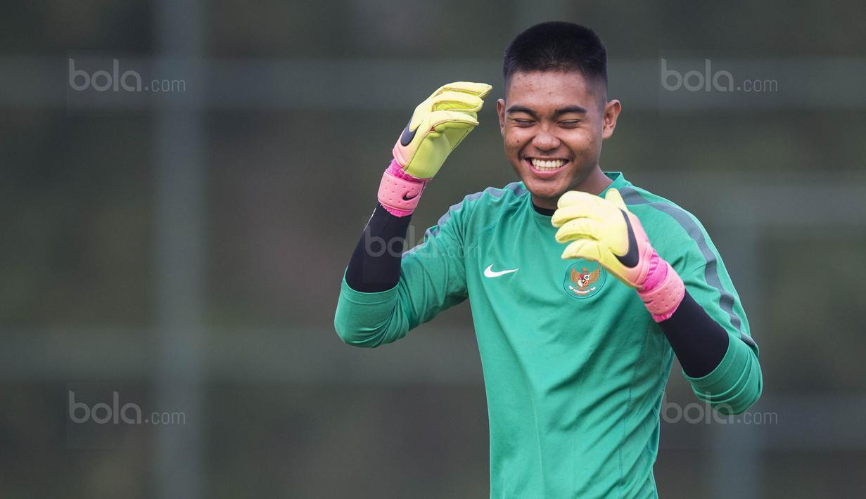 Kiper Timnas Indonesia U-22, Kurniawan Ajie, tertawa saat latihan di Lapangan SPH Karawaci, Banten, Jumat (11/8/2017). Ini merupakan latihan terakhir sebelum berangkat ke Malaysia. (Bola.com/Vitalis Yogi Trisna)