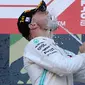 Pembalap Mercedes, Valtteri Bottas menuangkan sampanye untuk dirinya sendiri di atas podium setelah menjuarai balapan Formula 1 (F1) GP Jepang di Sirkuit Suzuka, Minggu (13/10/2019). Bottas menjadi pembalap pertama yang menyentuh garis finis usai melakoni lomba 53 putaran. (AP/Toru Takahashi)