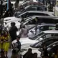 Pengunjung melihat mobil yang dipamerkan dalam Indonesian International Motor Show (IIMS) 2024 di JIExpo Kemayoran, Jakarta, Kamis (15/2/2024). (Liputan6.com/Herman Zakharia)
