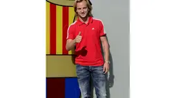 Pemain timnas Kroasia itu memang sudah dipastikan akan pindah dari Sevilla ke Barcelona pada bursa transfer kali ini, Spanyol, Senin (30/6/14). (AFP PHOTO/Josep Lago)
