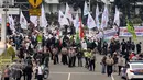 Aparat kepolisian mengawal aksi massa damai di Bundaran Patung Arjuna Wijaya, Jakarta, Jumat (4/11). Massa berkumpul untuk melakukan aksi di depan Istana Negara menuntut penegakan hukum kasus dugaan penistaan agama. (Liputan6.com/Helmi Fithriansyah)