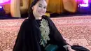 Tak terkecuali Ayu Ting Ting Ting, ia tampil cantik mengenakan kaftan warna hitam yang dihiasi bordiran emas di panel bagian depan kaftan-nya. [@arka_photography]