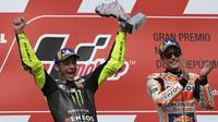 Valentino Rossi dan Marc Marquez di podium MotoGP Argentina, Senin dini hari WIB (1/4/2019). (AFP/Juan Mabromata)