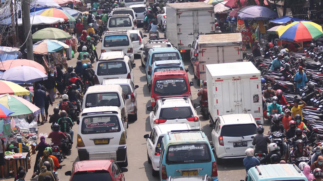 Macet di Depan Pasar Kebayoran Lama
