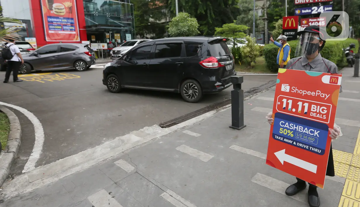 Konsumen antre untuk mendapatkan Cashback 50% dan Diskon 50.000 dari ShopeePay di drive thru gerai McDonald’s Salemba, Jakarta, Kamis (11/11/2021). Program promo tersebut merupakan bagian dari kampanye ShopeePay 11.11 Big Deals. (Liputan6.com/Fery Pradolo)